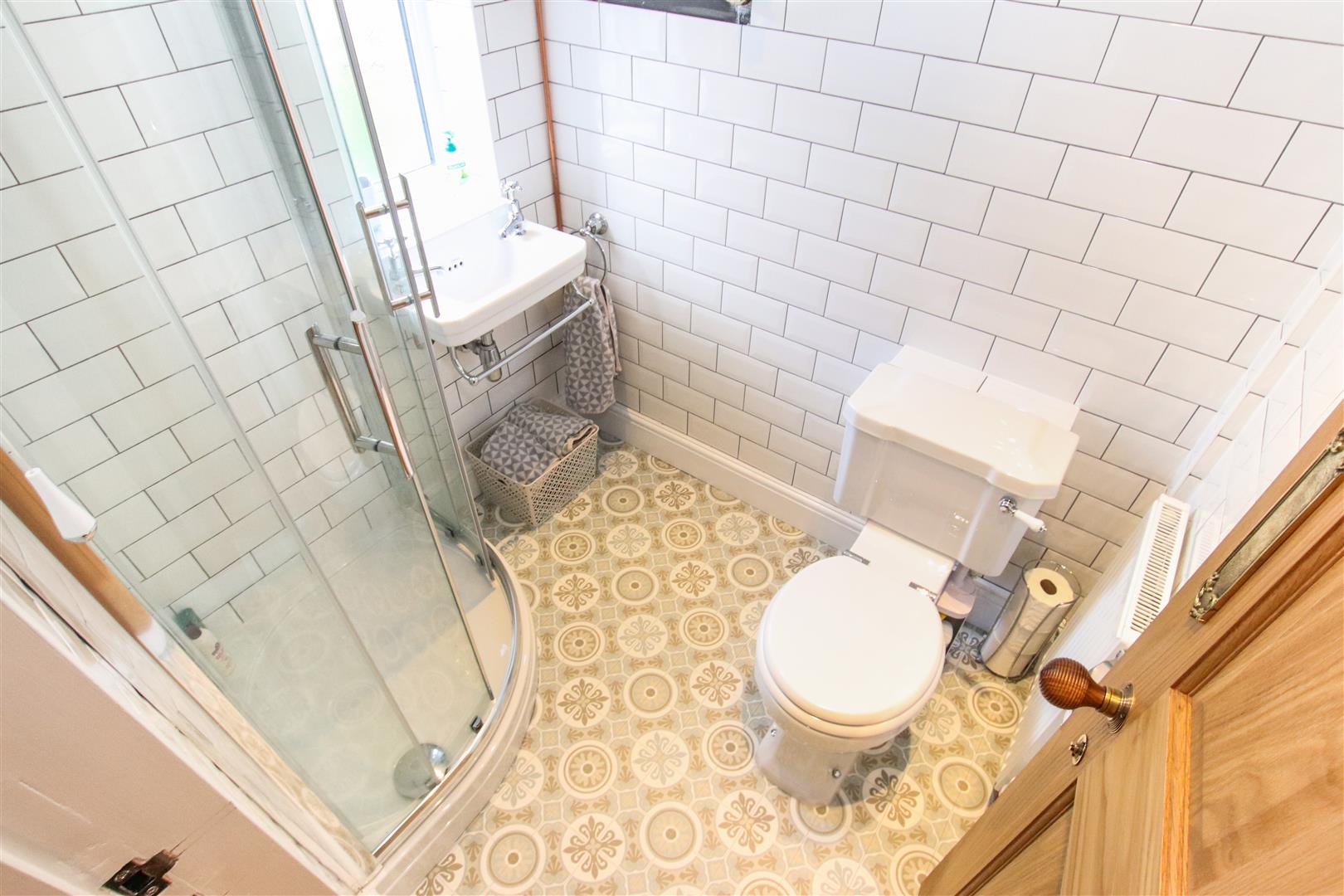 LUXURY FULLY TILED GROUND FLOOR SHOWER ROOM
